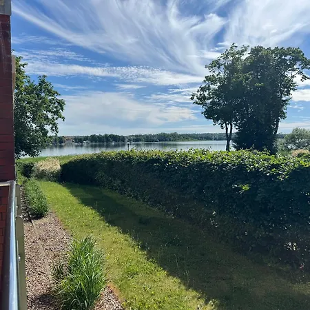Costa Nad Brzegiem Jeziora -