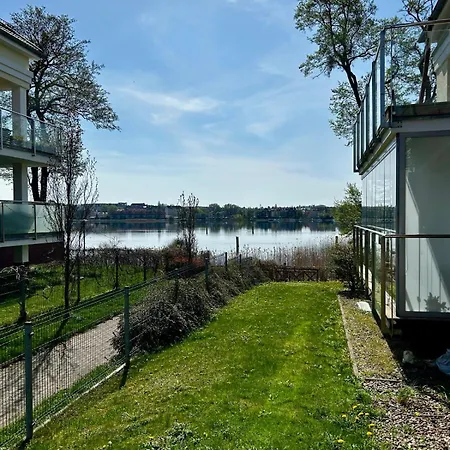 Costa Nad Brzegiem Jeziora -